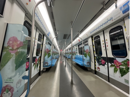 坐上三号线穿越“青岛四季”吧 国内首辆“互联网+全民义务植树”地铁主题列车在青上线