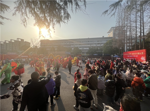 让传统文化在心中扎根 泰兴数千小学生在“没有书包的学校”里感受年味