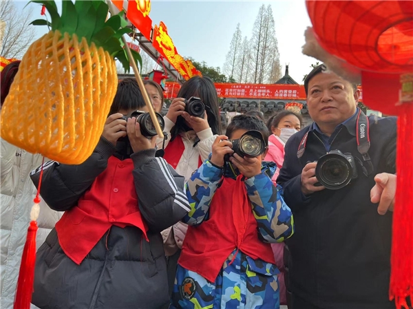 让传统文化在心中扎根 泰兴数千小学生在“没有书包的学校”里感受年味